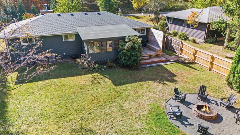 Spacious back yard, hot tub on the patio deck