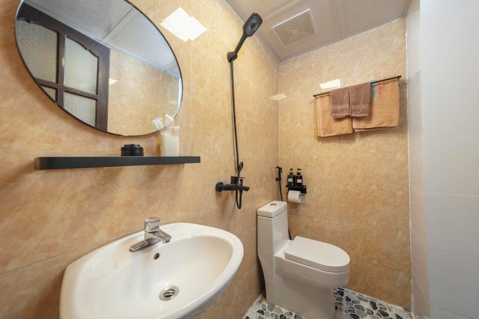 Shower, hair dryer, slippers, bidet