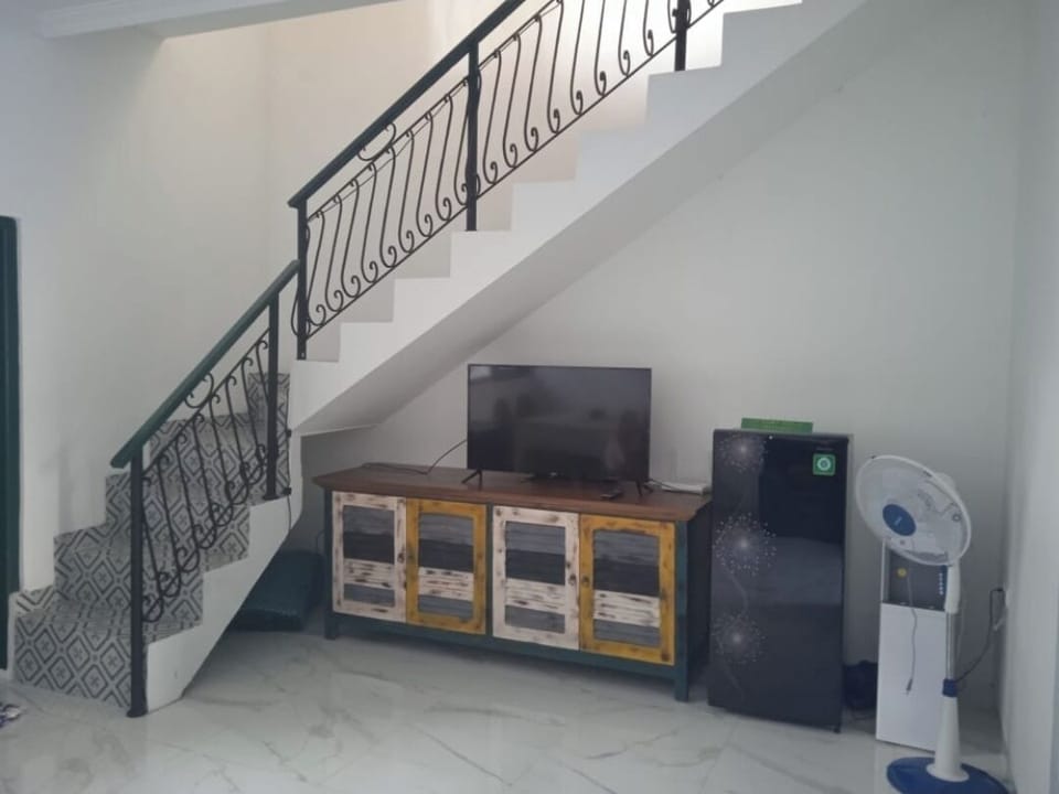 Basic House | Living area | Flat-screen TV