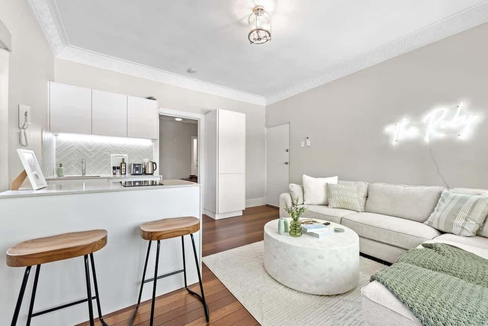 Aircon, Integrated Fridge Freezer, Timber Flooring, Full Kitchen...
