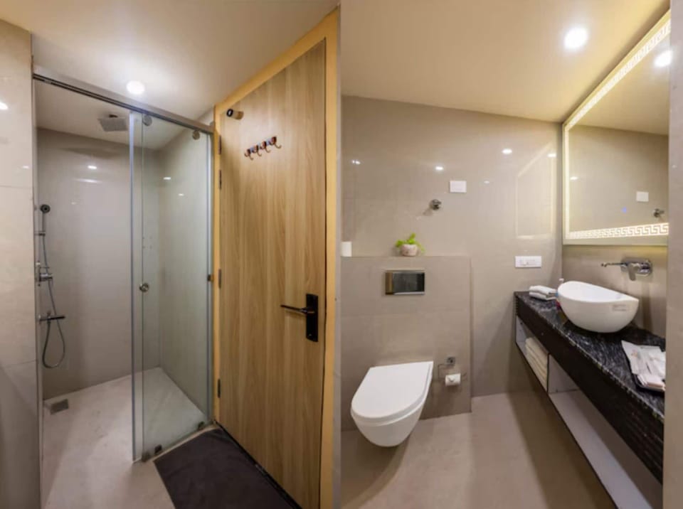 Deluxe Room | Bathroom | Shower, hair dryer (on request), towels, soap