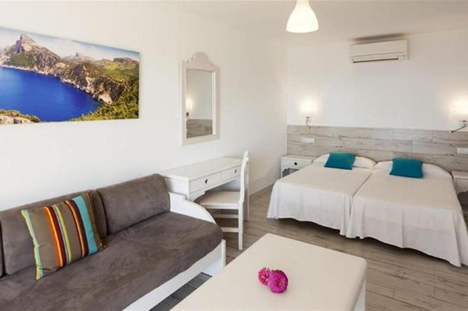 In-room safe, laptop workspace, WiFi, bed sheets