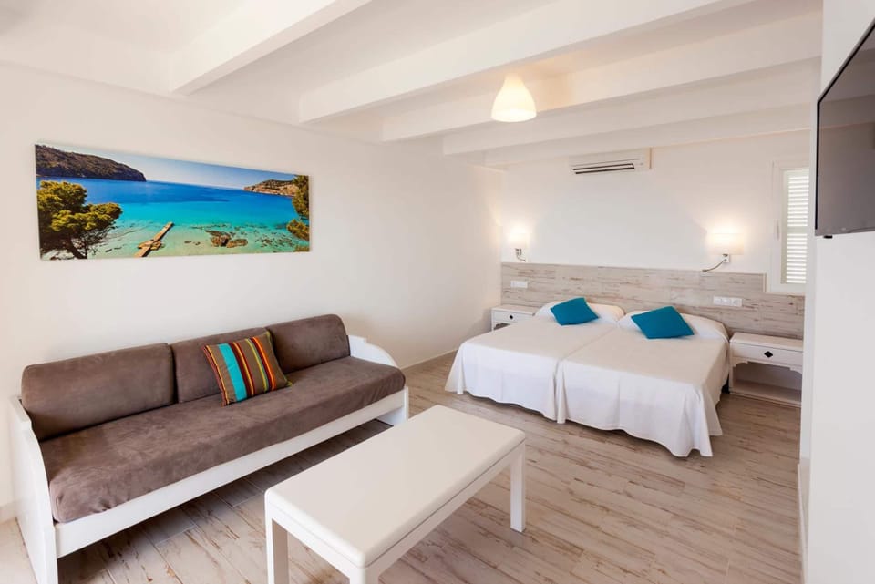 In-room safe, laptop workspace, WiFi, bed sheets