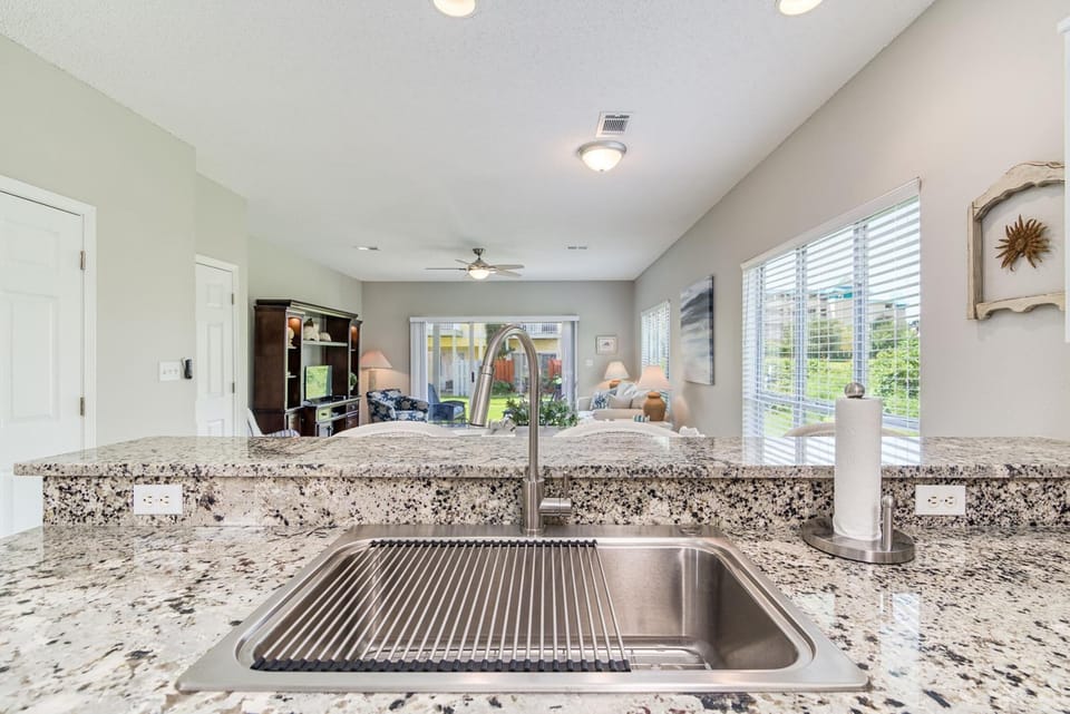 House, Multiple Beds (Gulf Walk 506) | Private kitchen | Oven, toaster