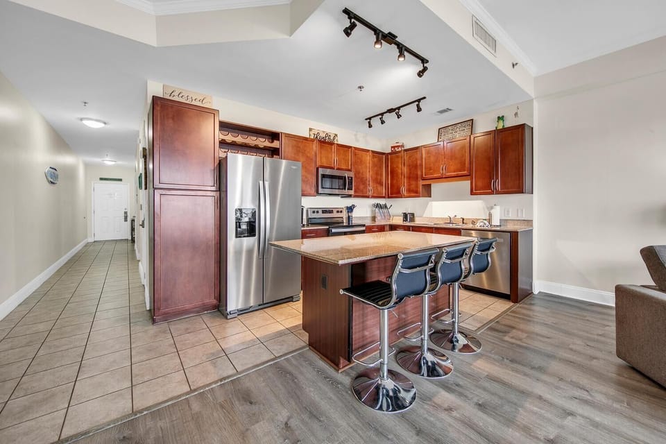 Condo, 1 King Bed with Sofa bed (Laketown Wharf 2135) | Private kitchen