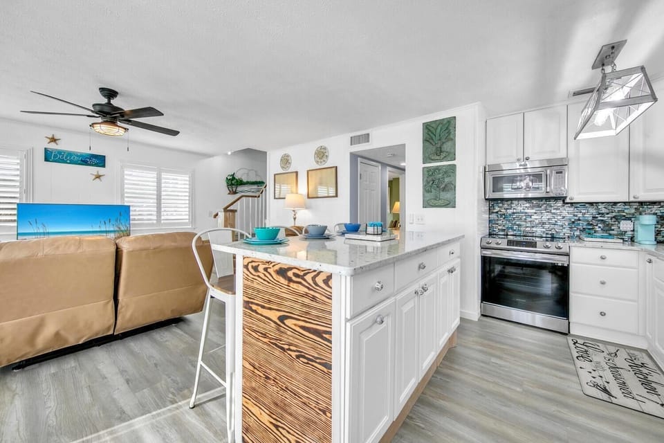 House, Multiple Beds (Coastal Bliss) | Private kitchen | Oven, toaster