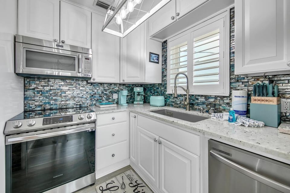 House, Multiple Beds (Coastal Bliss) | Private kitchen | Oven, toaster