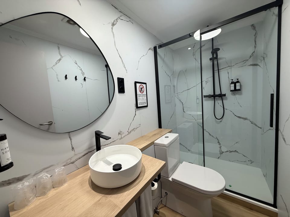 Twin Room, 2 Twin Beds | Bathroom | Hair dryer, towels, soap, shampoo