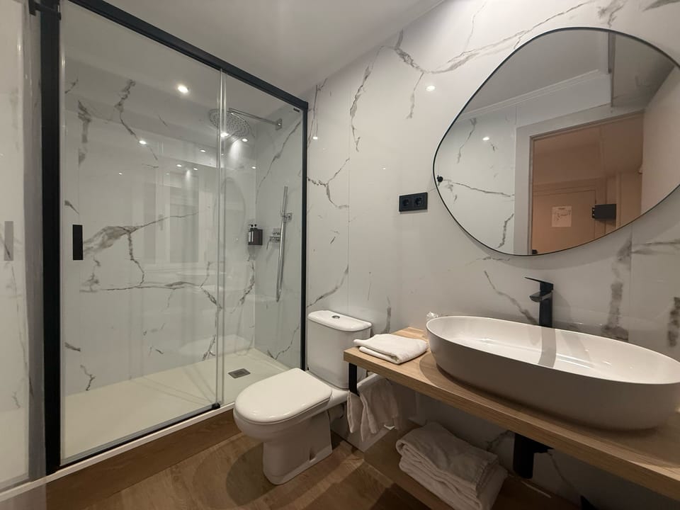 Double Room | Bathroom | Hair dryer, towels, soap, shampoo