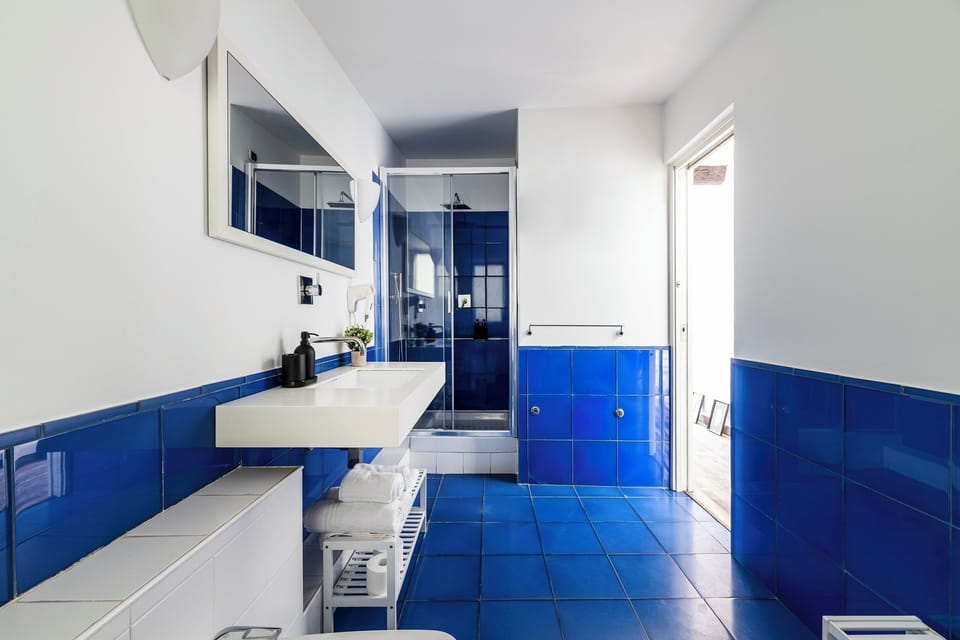 Economy Room, 1 Queen Bed, Non Smoking | Bathroom | Shower, hair dryer, bidet, towels