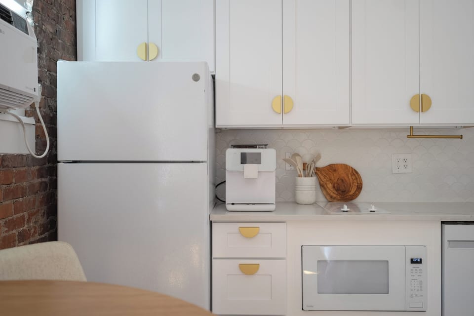 Full fridge; freezer has an automatic ice machine with filtered ice