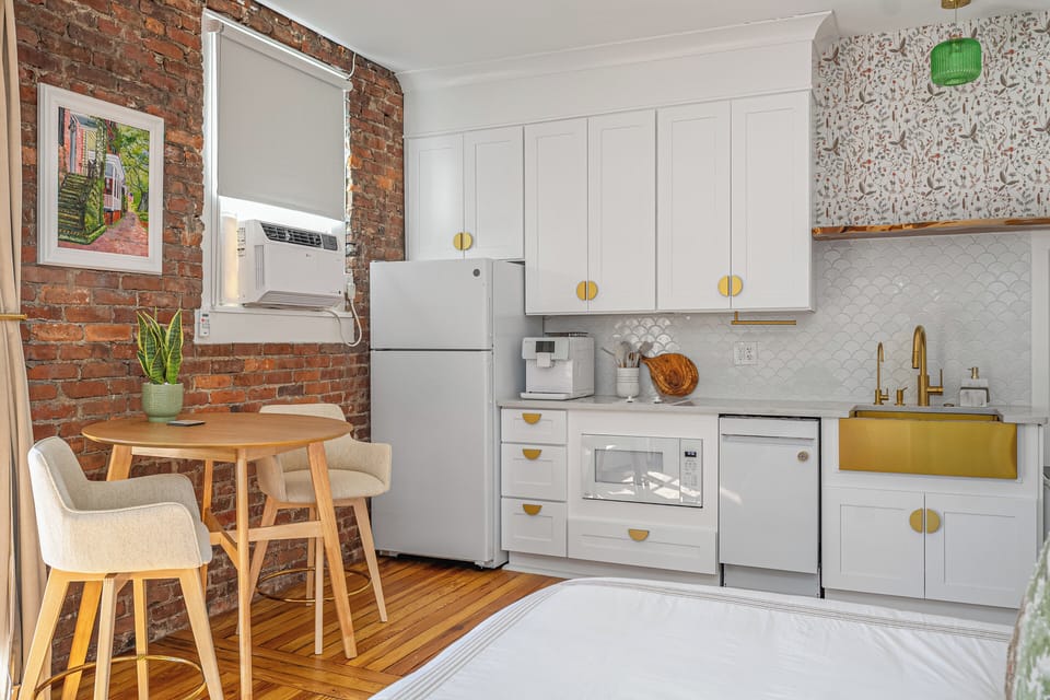 Extra large quiet air conditioner cools the unit quickly