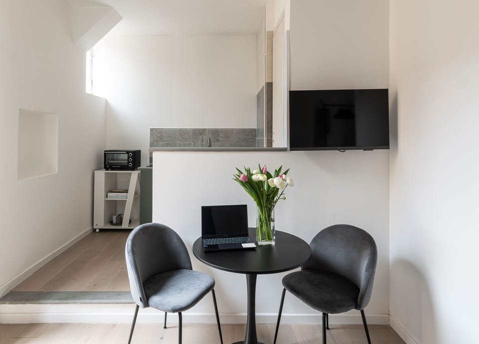 Deluxe Double Room, 1 Queen Bed, Non Smoking | Desk, iron/ironing board, free WiFi