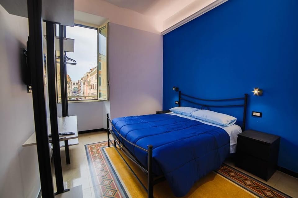 Deluxe Townhome | Desk, laptop workspace, soundproofing, free WiFi