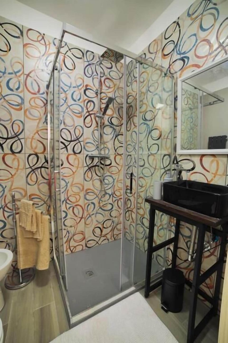 Deluxe Townhome | Bathroom | Shower, hair dryer, bidet, towels