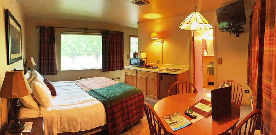Family Suite, 2 Bedrooms, Kitchenette, Mountain View | Private kitchen | Fridge, coffee/tea maker
