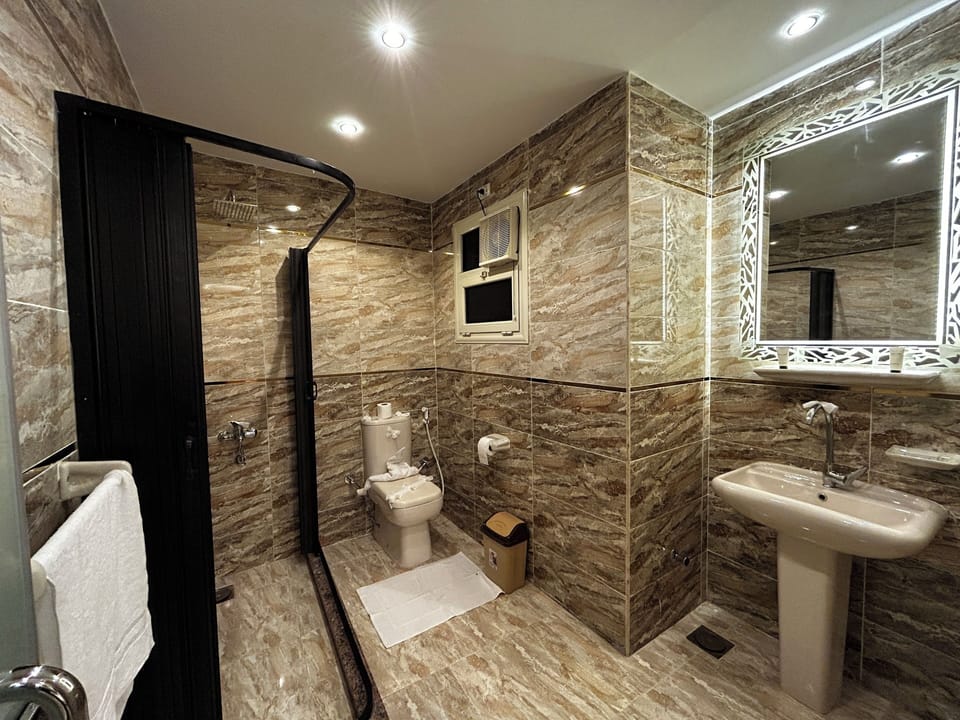 Standard Triple Room | Bathroom | Slippers, towels, soap, shampoo