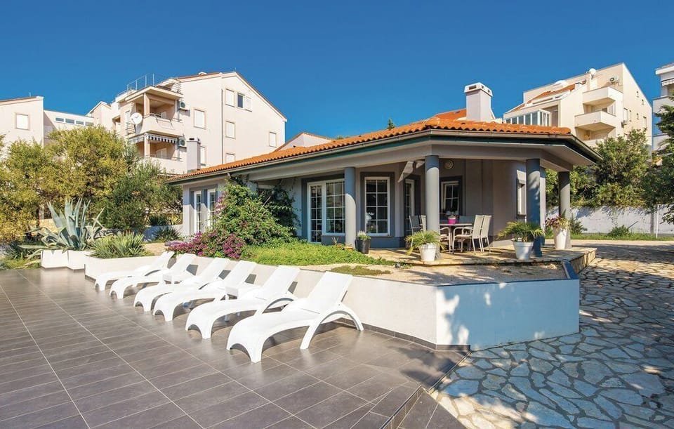 Seasonal outdoor pool, sun loungers