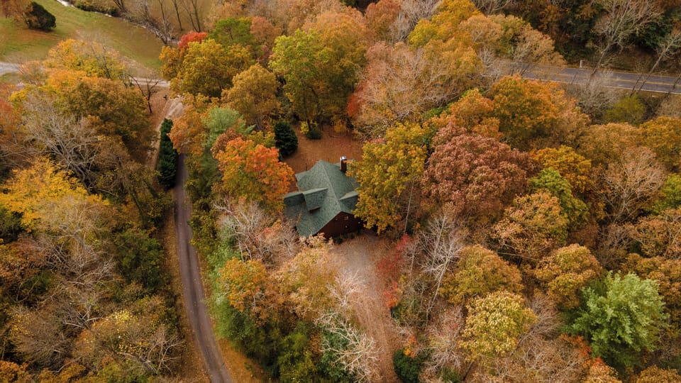 Secluded cabin retreat 🍂🏡 Relax in nature’s beauty! Book your stay today! ✨"