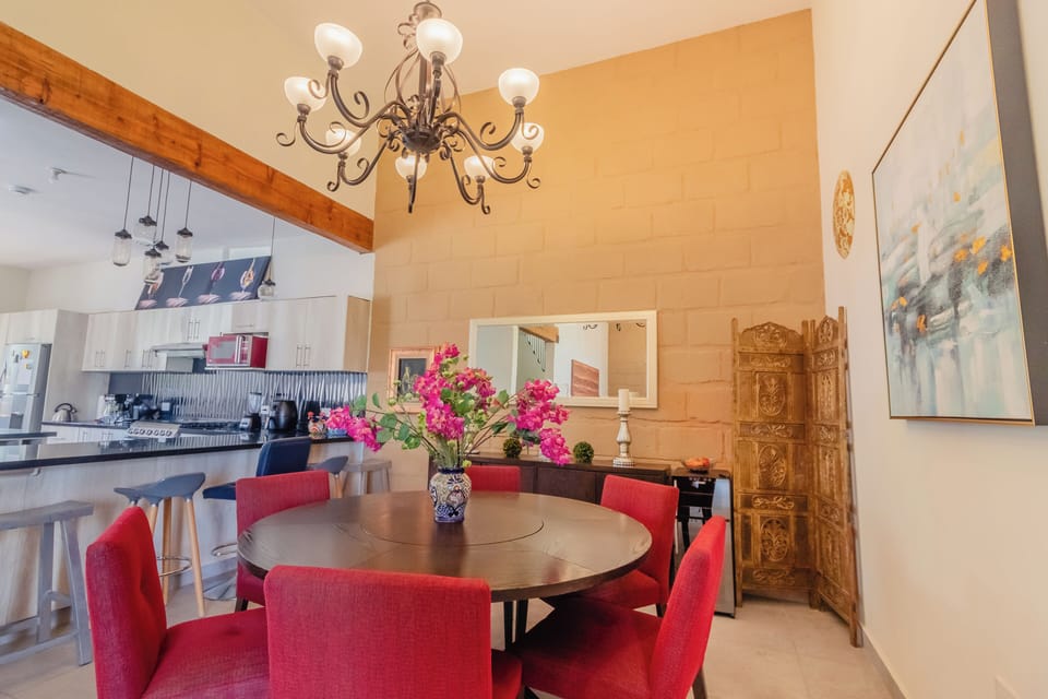 Deluxe House | Dining room