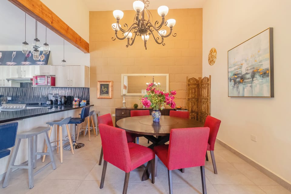 Deluxe House | Dining room