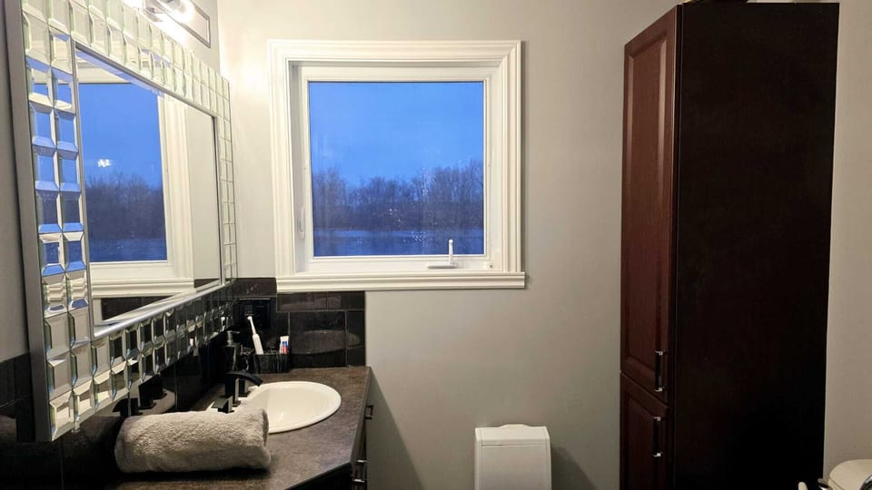 Main floor full bathroom