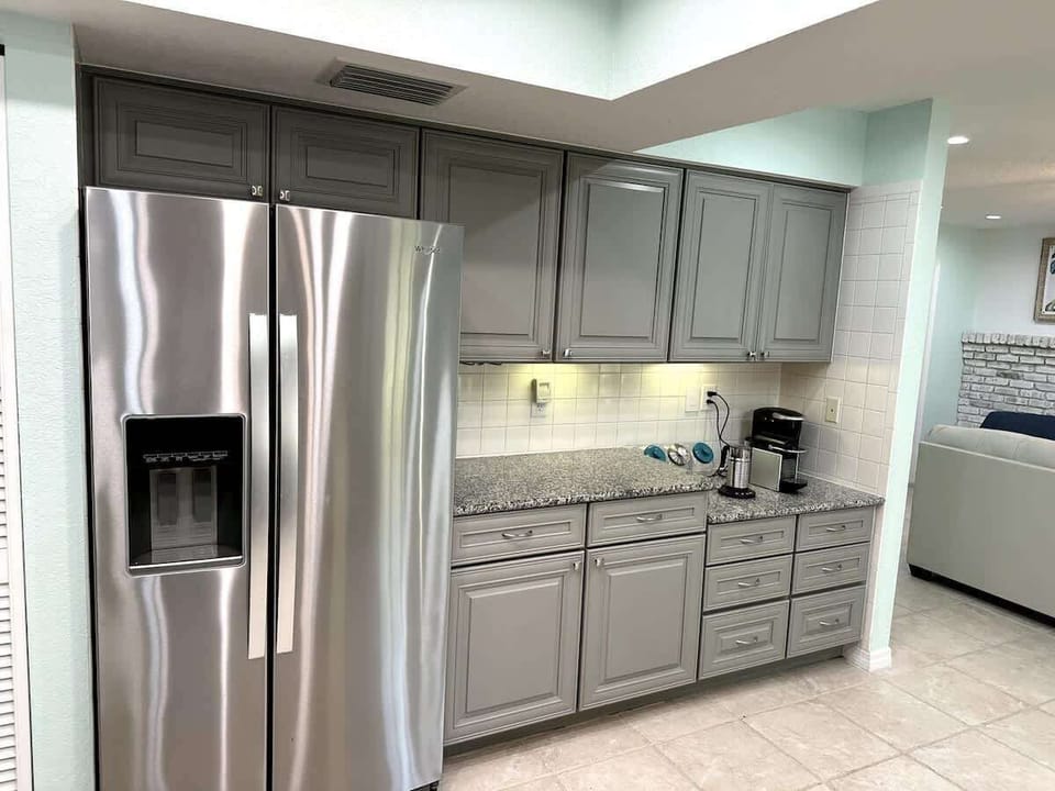 Lots of kitchen storage!