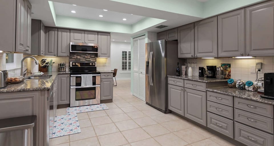 Full kitchen including premium appliances such as Nespresso / Keurig coffee maker and Air Fryer