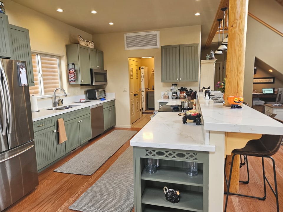 Dishwasher, Ice maker, Large microwave & Toaster oven. Fully equipped kitchen