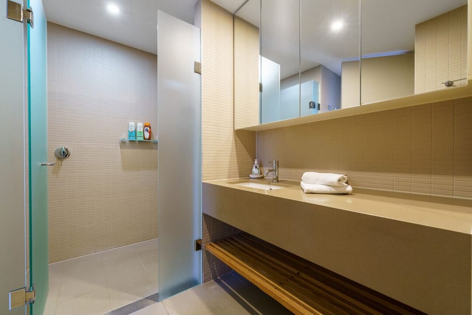 Fresh and inviting bathroom with contemporary design.