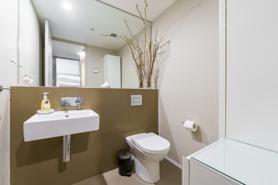 Fresh and inviting bathroom with contemporary design.