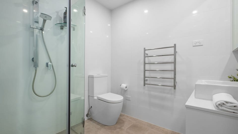 A sleek and simple ensuite for ultimate privacy.