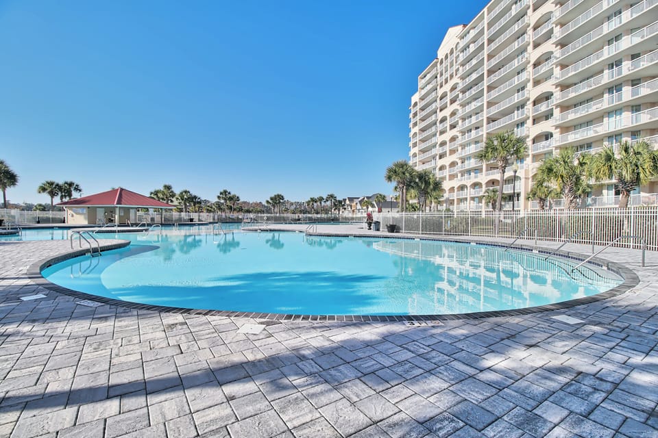 Access to Barefoot Landing's Famous Salt Water North Tower Pool & Jacuzzi