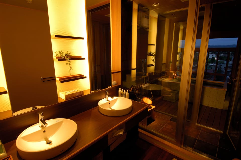 In-room safe, free WiFi, bed sheets