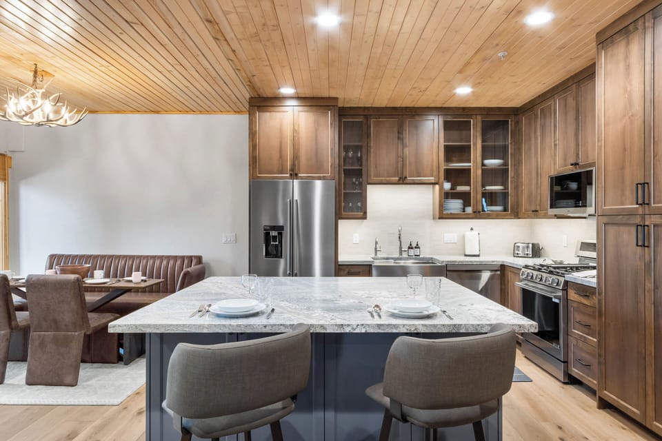 Fully Equipped Kitchen with Stainless Steel Appliances, Gas Range