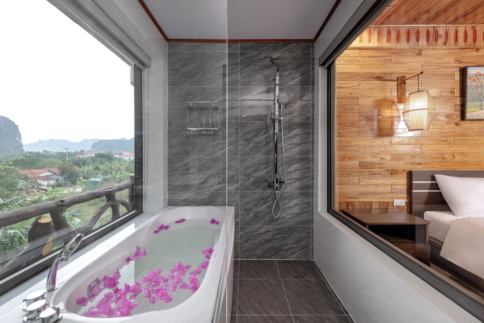 Deluxe Double Room | Bathroom | Combined shower/tub, rainfall showerhead, hair dryer, bathrobes
