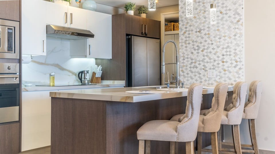 Extra seating at th kitchen counter.