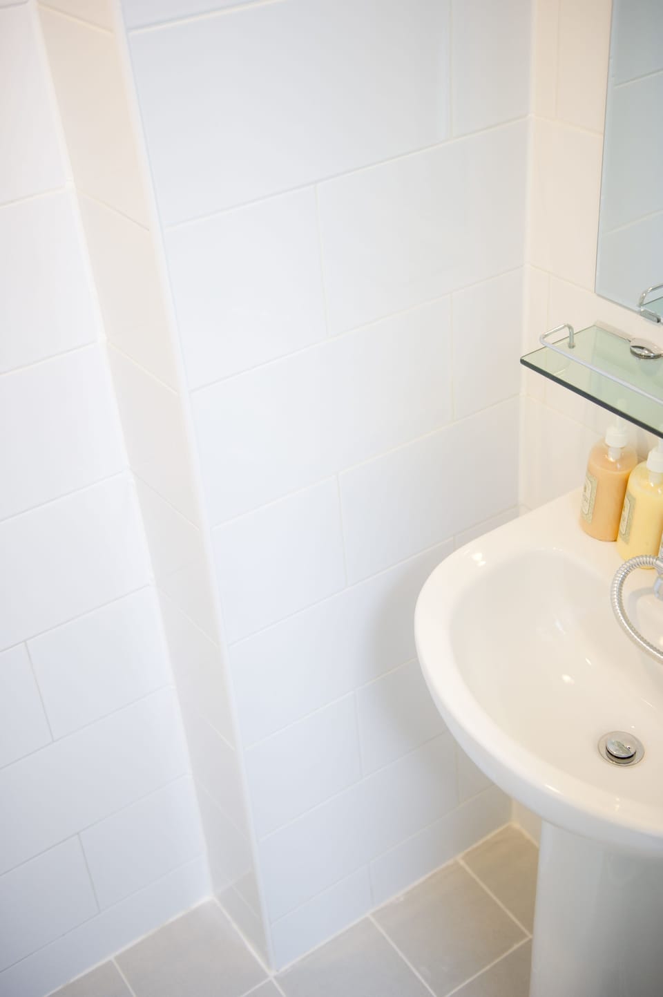 Single Room | Bathroom | Shower, free toiletries, hair dryer, towels