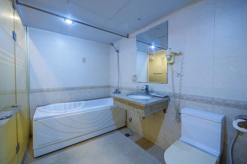 Deluxe Double Room, River View | Bathroom | Hair dryer, towels