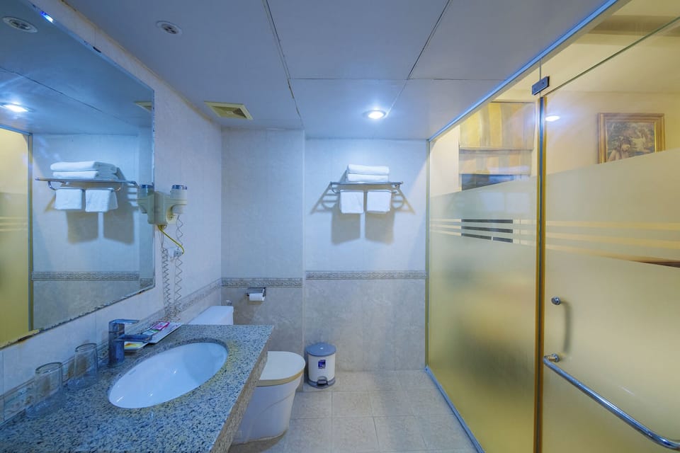 Deluxe Double Room, River View | Bathroom | Hair dryer, towels