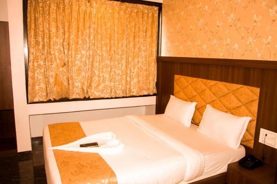 Laptop workspace, iron/ironing board, free WiFi