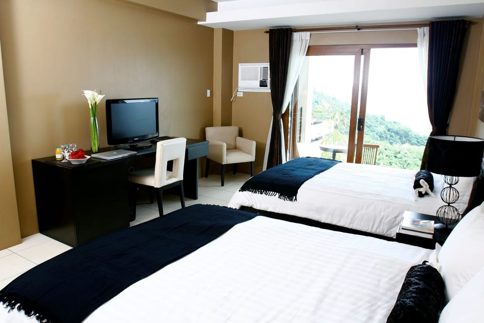 Deluxe Room, Non Smoking | Minibar, desk, blackout drapes, free WiFi