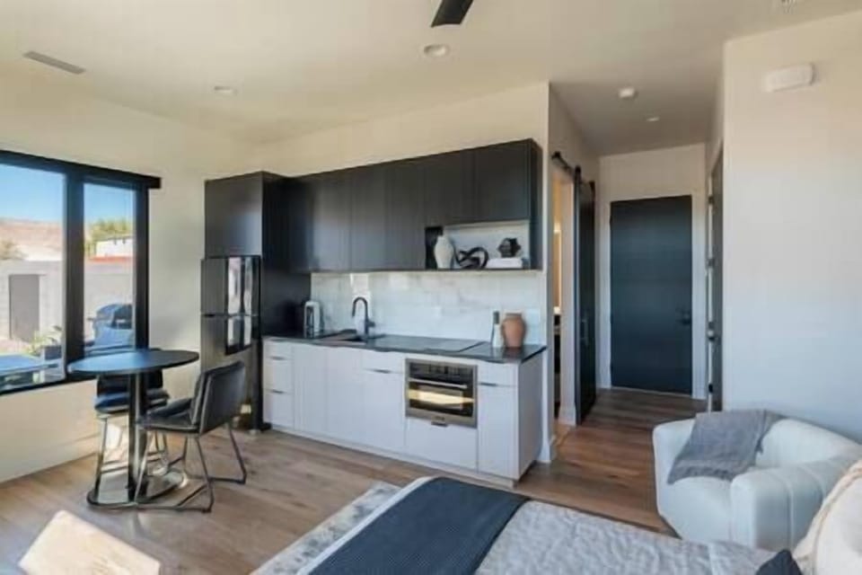 Gather & Feast in Style *Fully stocked kitchen