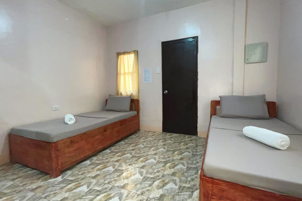 Twin Room | Desk, bed sheets