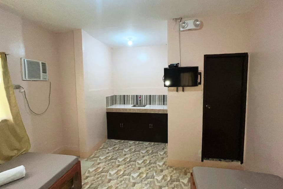 Twin Room | Desk, bed sheets