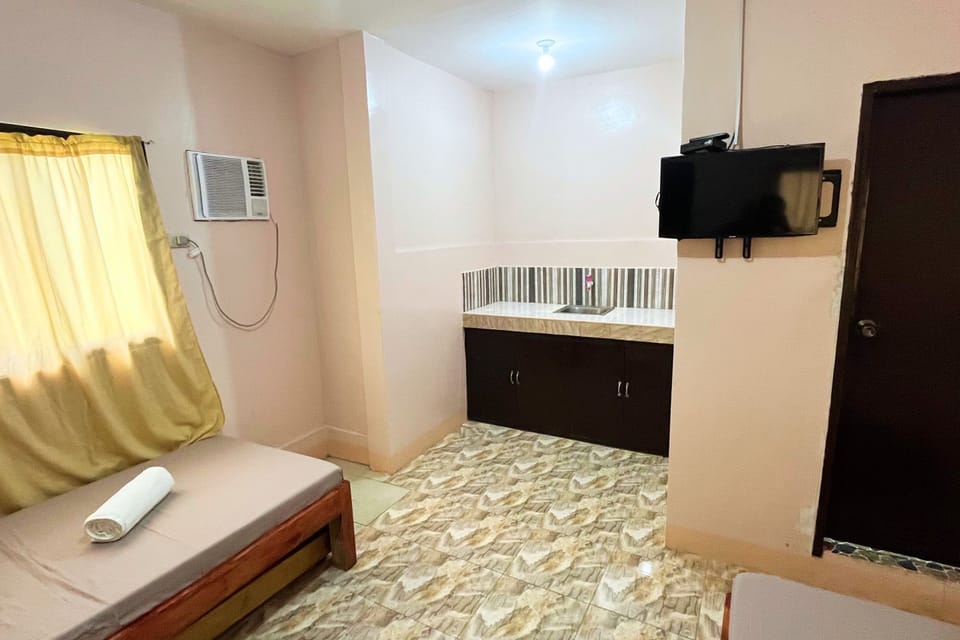 Twin Room | Desk, bed sheets