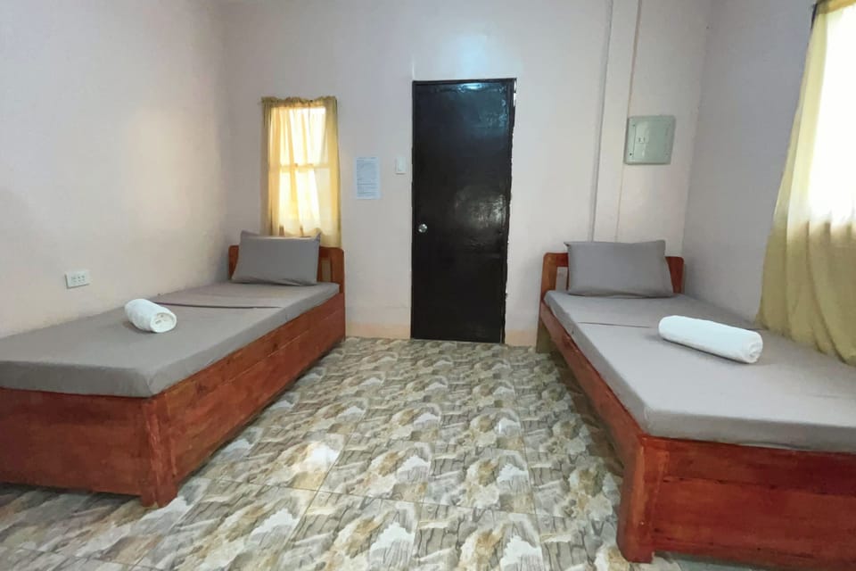Twin Room | Desk, bed sheets