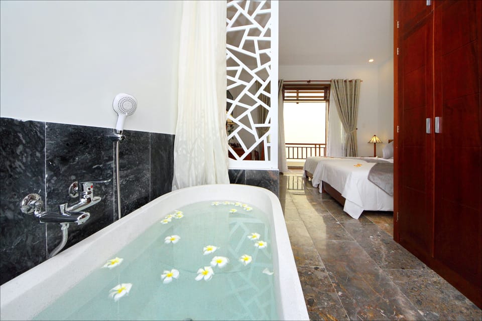 High - End Deluxe Double or Twin Room | Bathroom | Combined shower/tub, hair dryer, slippers, towels