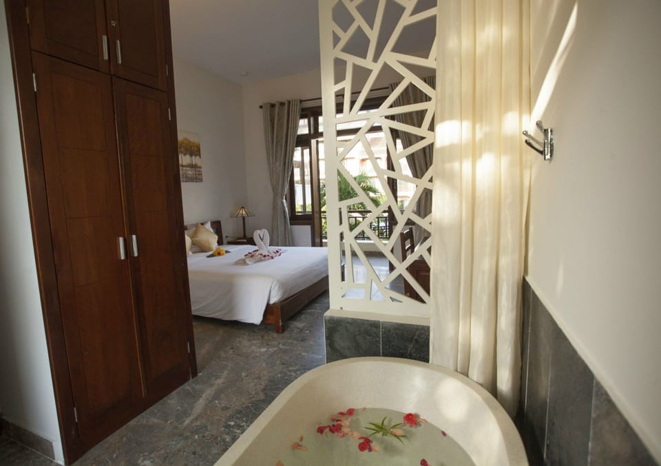 High - End Deluxe Double or Twin Room | Premium bedding, minibar, in-room safe, desk