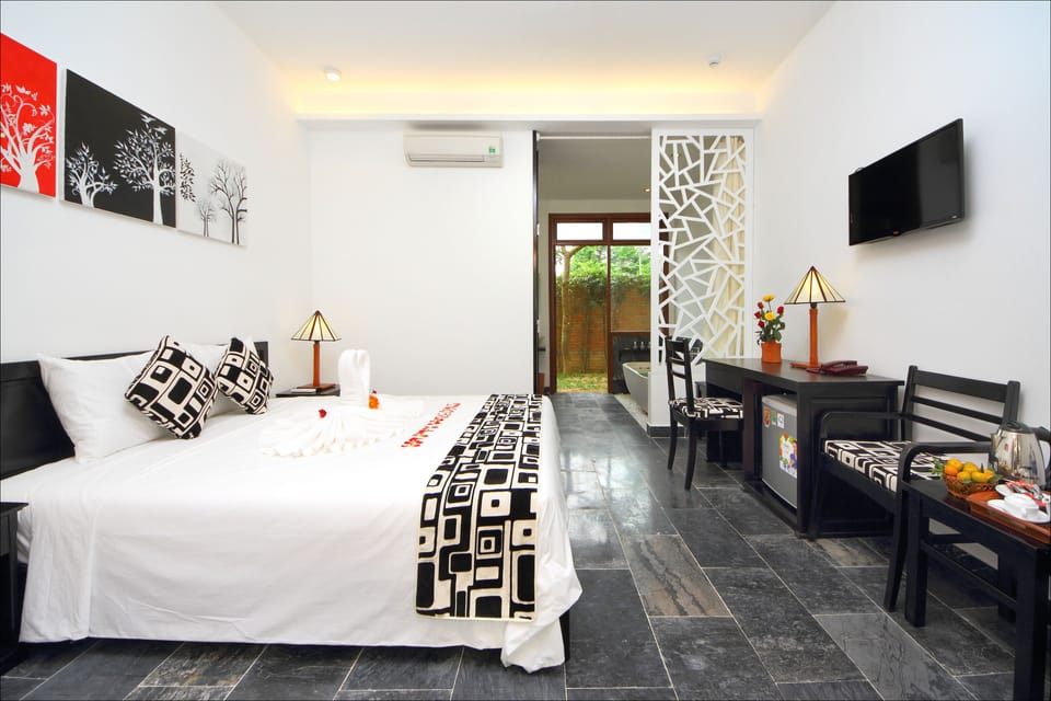 Classic Room, Garden View | Premium bedding, minibar, in-room safe, desk